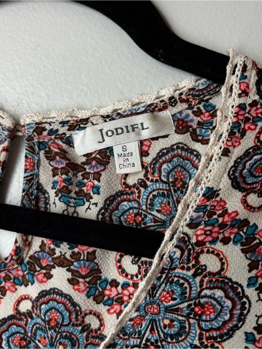 Patterned Sleeveless top - Picture 3 of 3